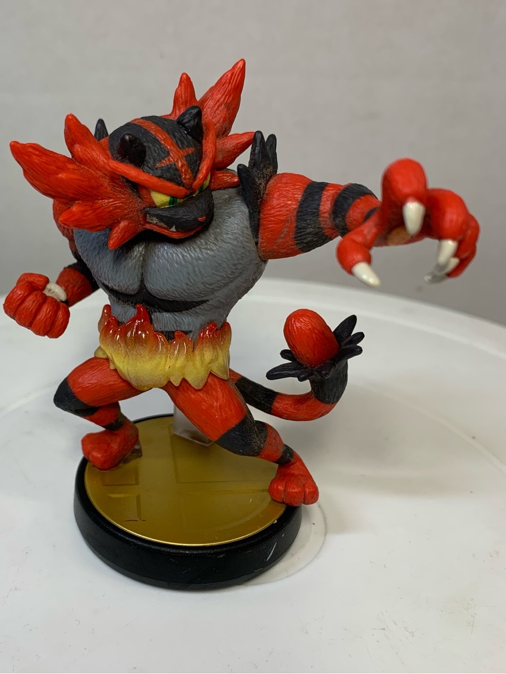 Pokemon Incineroar Amiibo 3.5”  Action Figure.         3836